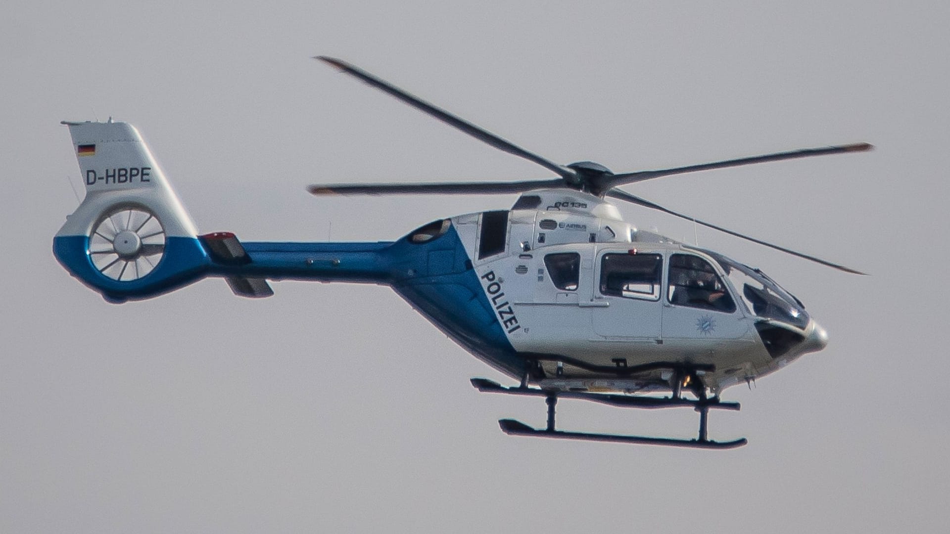Polizeihubschrauber (Symbolbild): Die Beamten entdeckten das Motorrad des Mannes am Waldrand. Polizeihubschrauber (Symbolbild): Die Beamten entdeckten das Motorrad des Mannes am Waldrand.