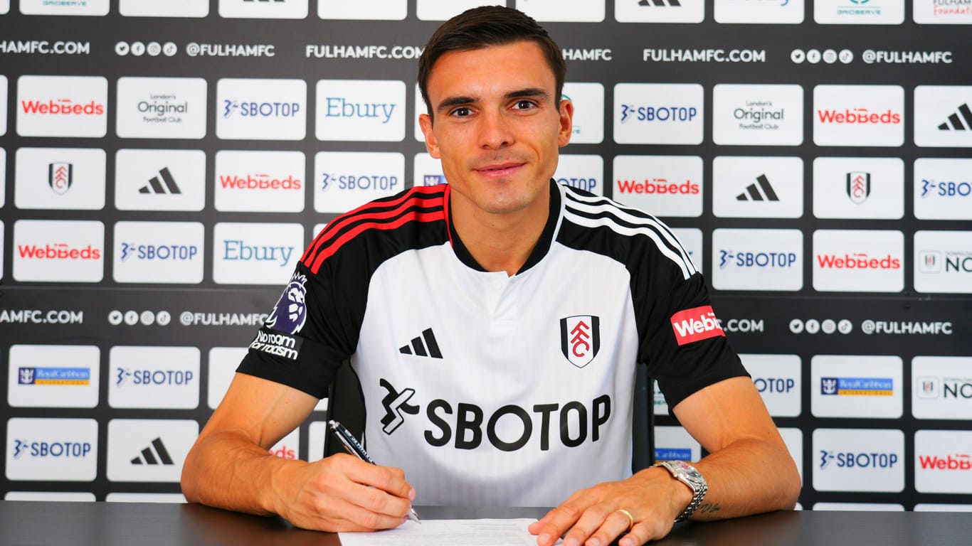 Bleibt länger in Fulham: João Palhinha bei der Unterzeichnung seiner Vertragsverlängerung.