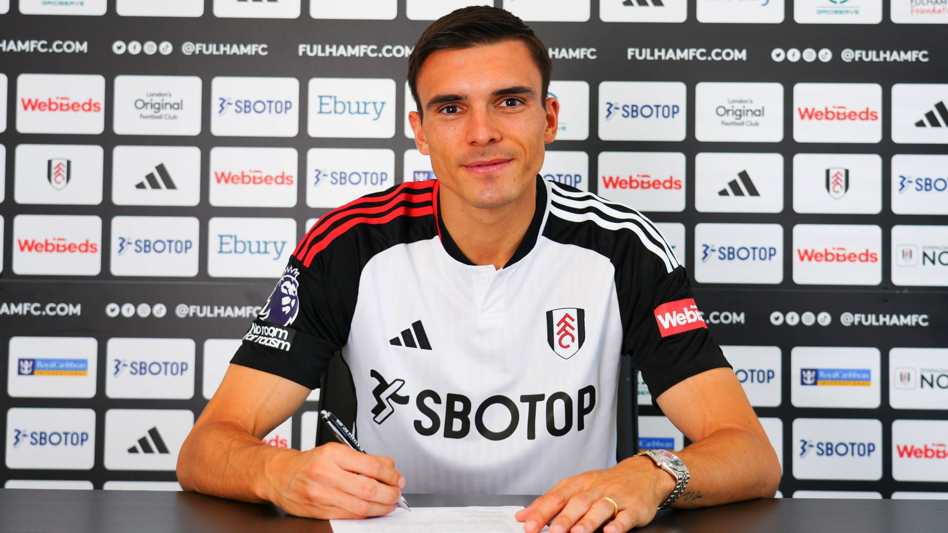 Bleibt länger in Fulham: João Palhinha bei der Unterzeichnung seiner Vertragsverlängerung. Bleibt länger in Fulham: João Palhinha bei der Unterzeichnung seiner Vertragsverlängerung.