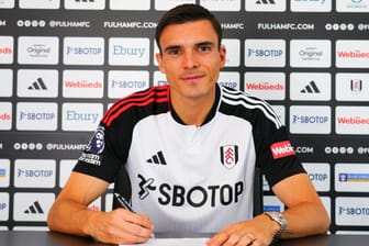 Bleibt länger in Fulham: João Palhinha bei der Unterzeichnung seiner Vertragsverlängerung.