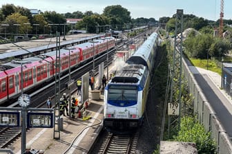 Brennender Metronom im Bahnhof Neugraben in Hamburg: Zahlreiche Einsatzkräfte sind vor Ort.