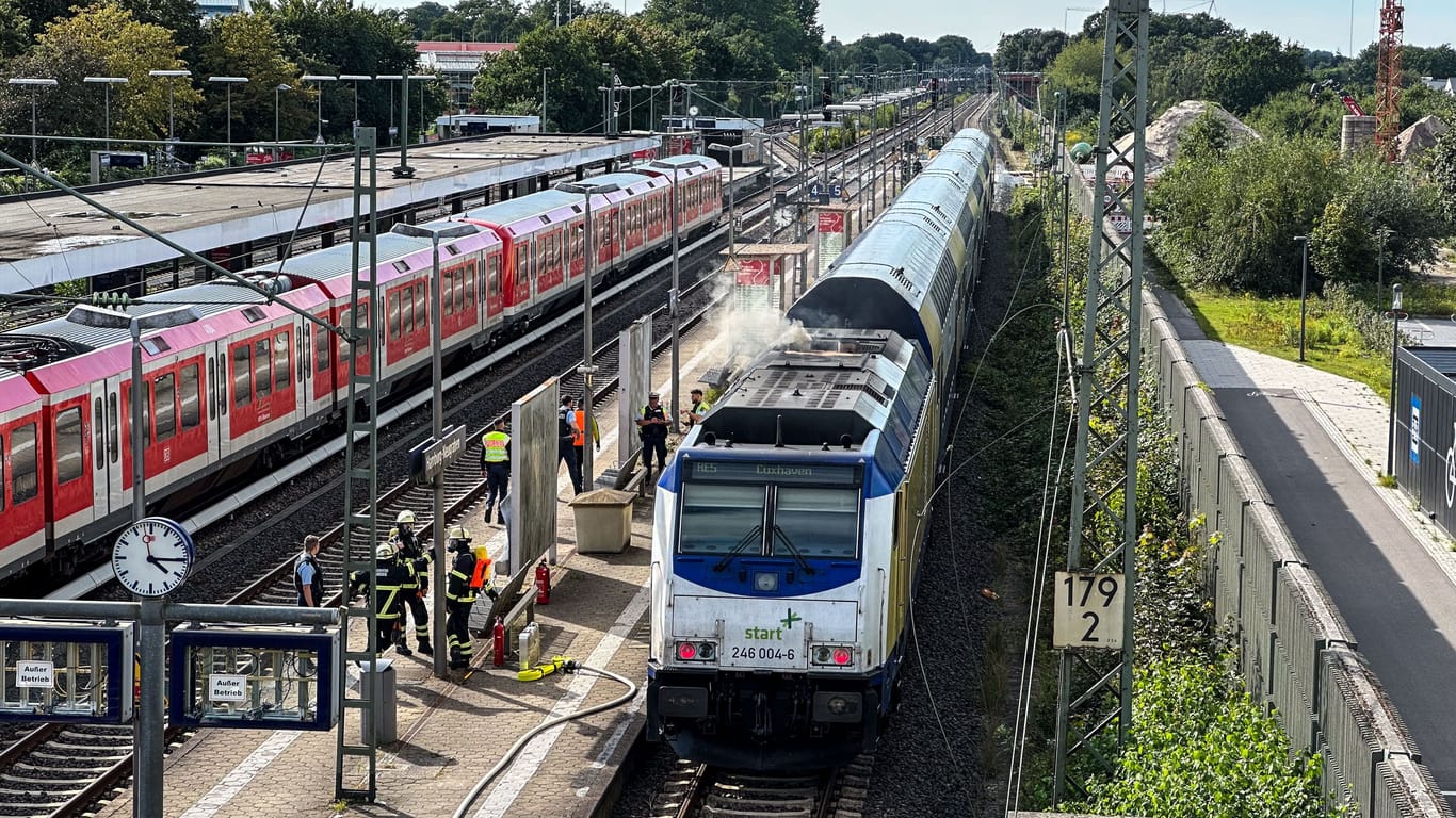 Brennender Metronom im Bahnhof Neugraben in Hamburg: Zahlreiche Einsatzkräfte sind vor Ort.