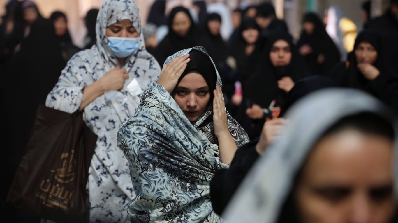 Frauen mit Kopftuch: Das Regime geht streng gegen Verstöße gegen die islamische Kleiderordnung vor.