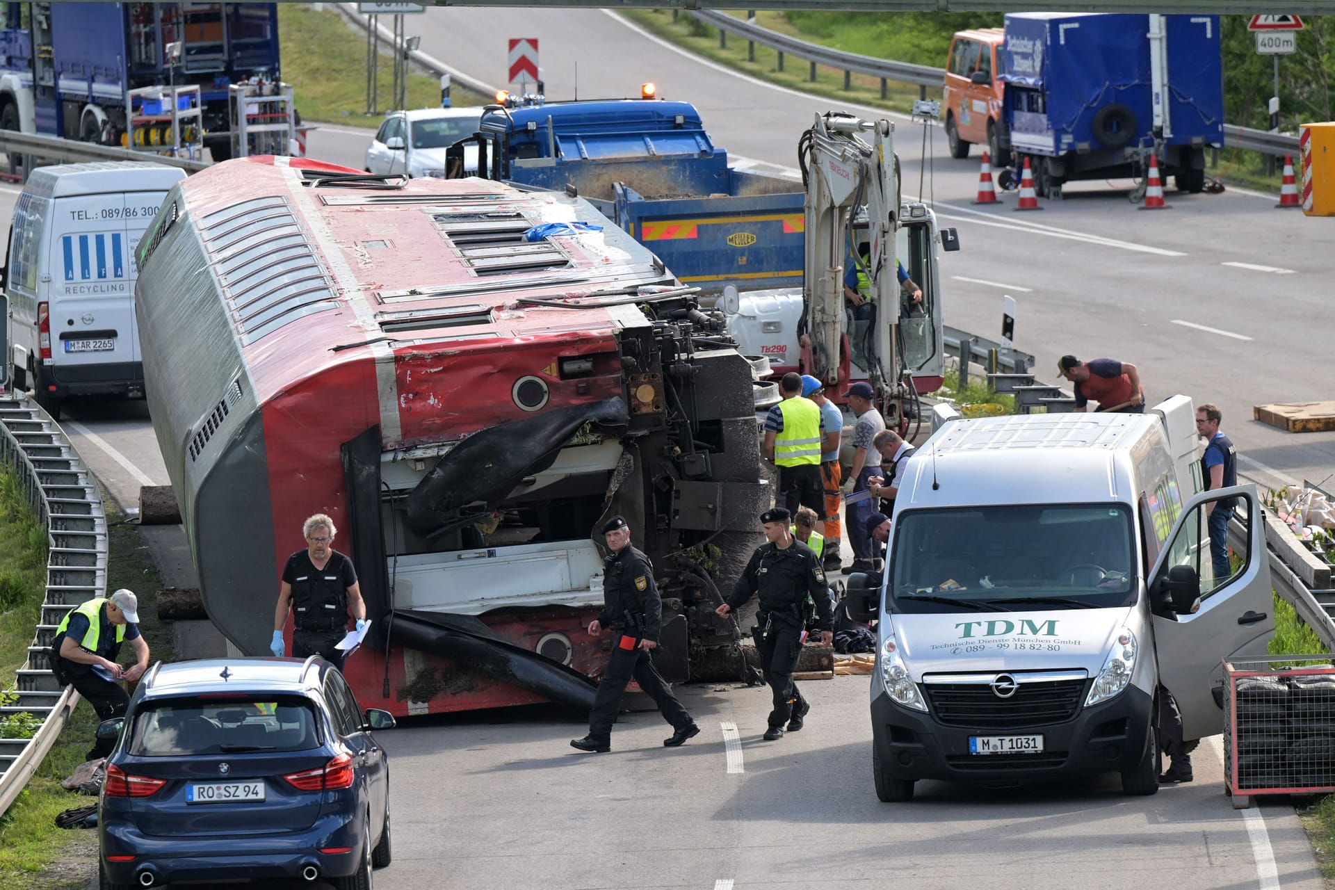 Ein Waggon des entgleisten Zuges liegt auf der Straße neben der Bahnlinie (Archivbild): Bei dem Unglück starben fünf Menschen.