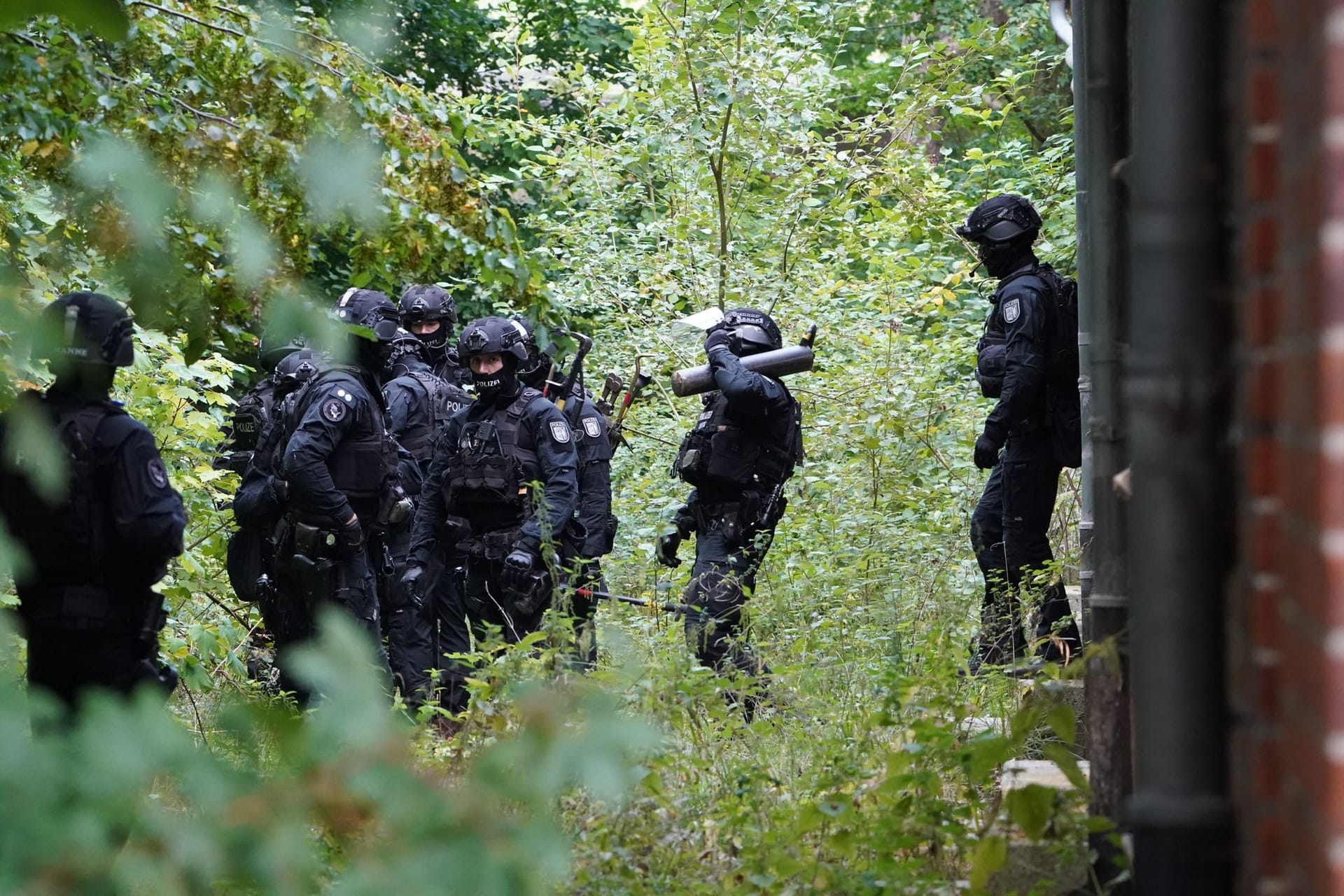 Eine Sondereinheit der Polizei durchsuchte im Stadtteil Holtenau ein ehemaliges Militärgelände. Später wurde die Frau befreit.