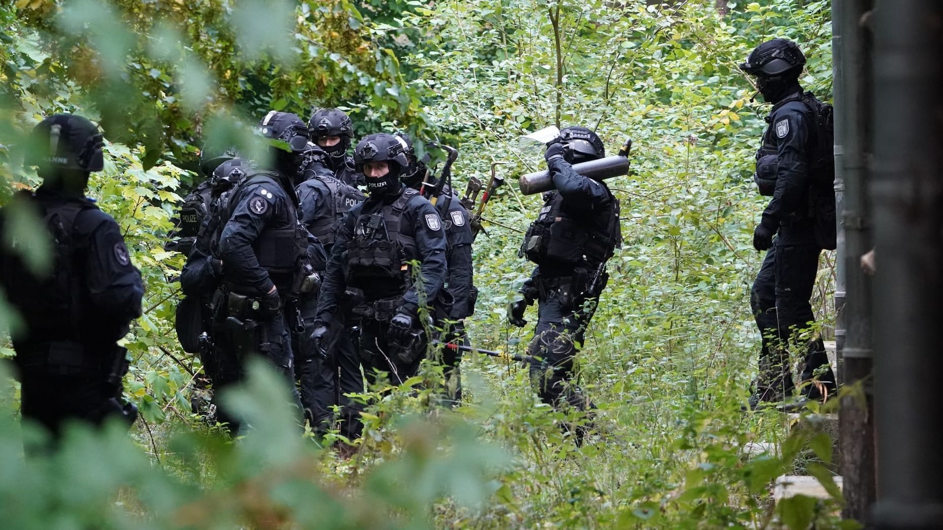 Eine Sondereinheit der Polizei durchsuchte im Stadtteil Holtenau ein ehemaliges Militärgelände. Später wurde die Frau befreit.