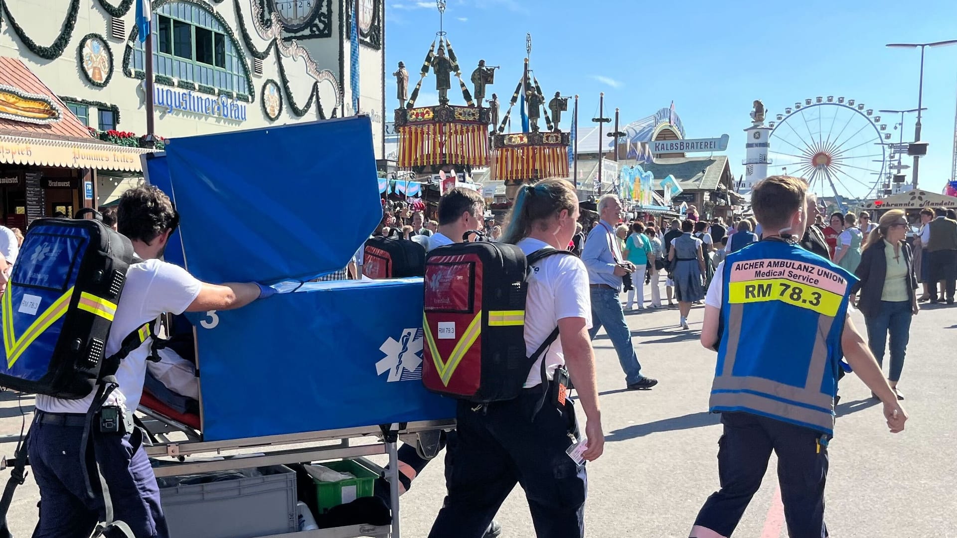 Das Team der Wiesn-Sanis bei einem Einsatz: Besonders Gaffer sind ein Problem.