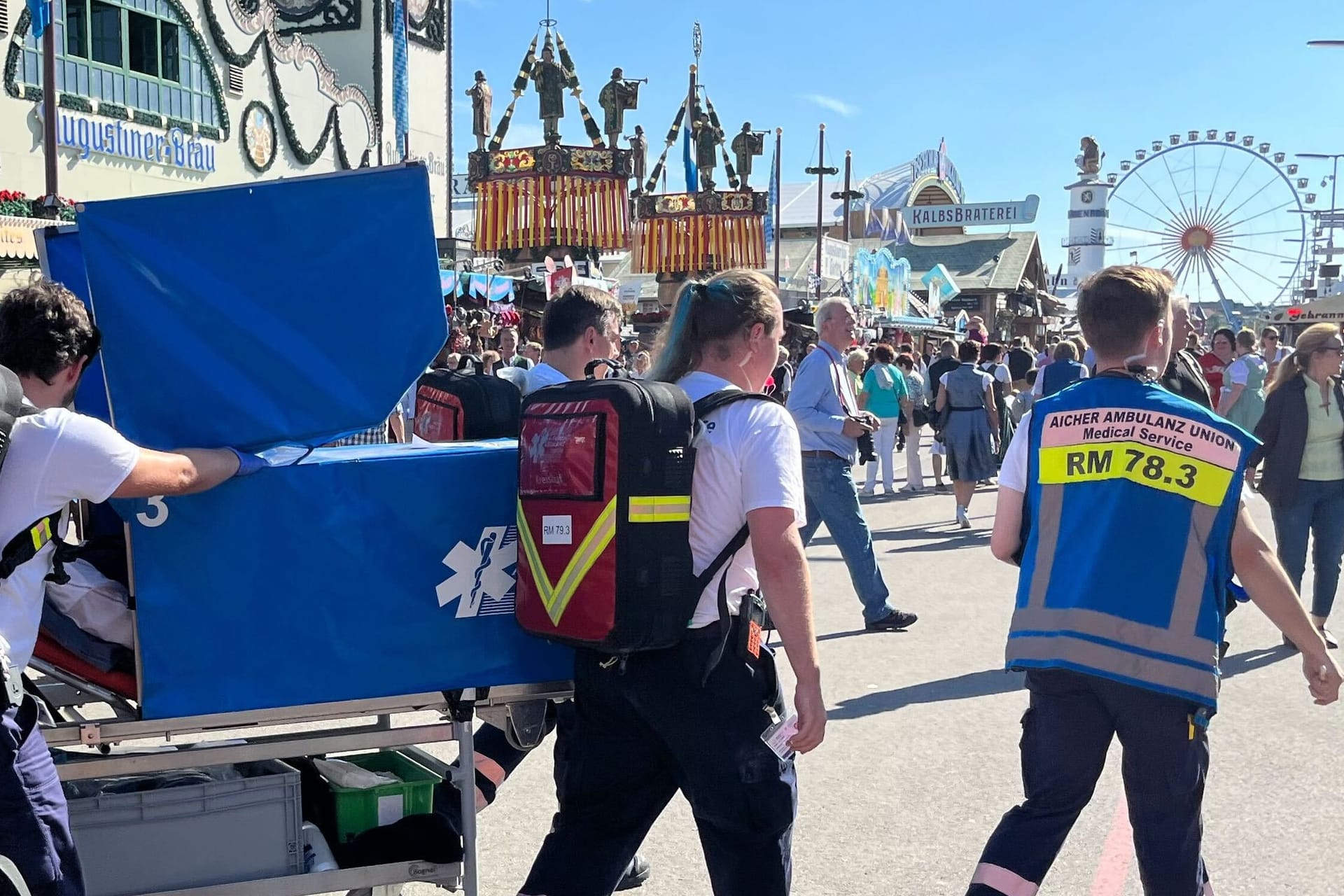 Das Team der Wiesn-Sanis bei einem Einsatz: Besonders Gaffer sind ein Problem.