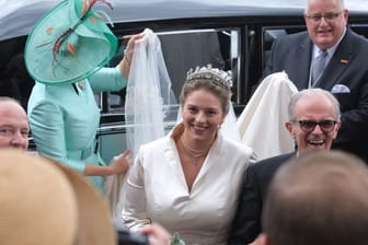 Prinzessin Maria Teresita von Sachsen (M) und ihr Vater, Alexander Prinz von Sachsen, bei der Ankunft vor der Hofkirche. Die Prinzessin heiratet dort den französischen Grafen Beryl Alexandre de Saporta.