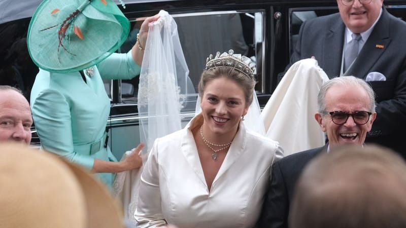 Prinzessin Maria Teresita von Sachsen (M) und ihr Vater, Alexander Prinz von Sachsen, bei der Ankunft vor der Hofkirche. Die Prinzessin heiratet dort den französischen Grafen Beryl Alexandre de Saporta.