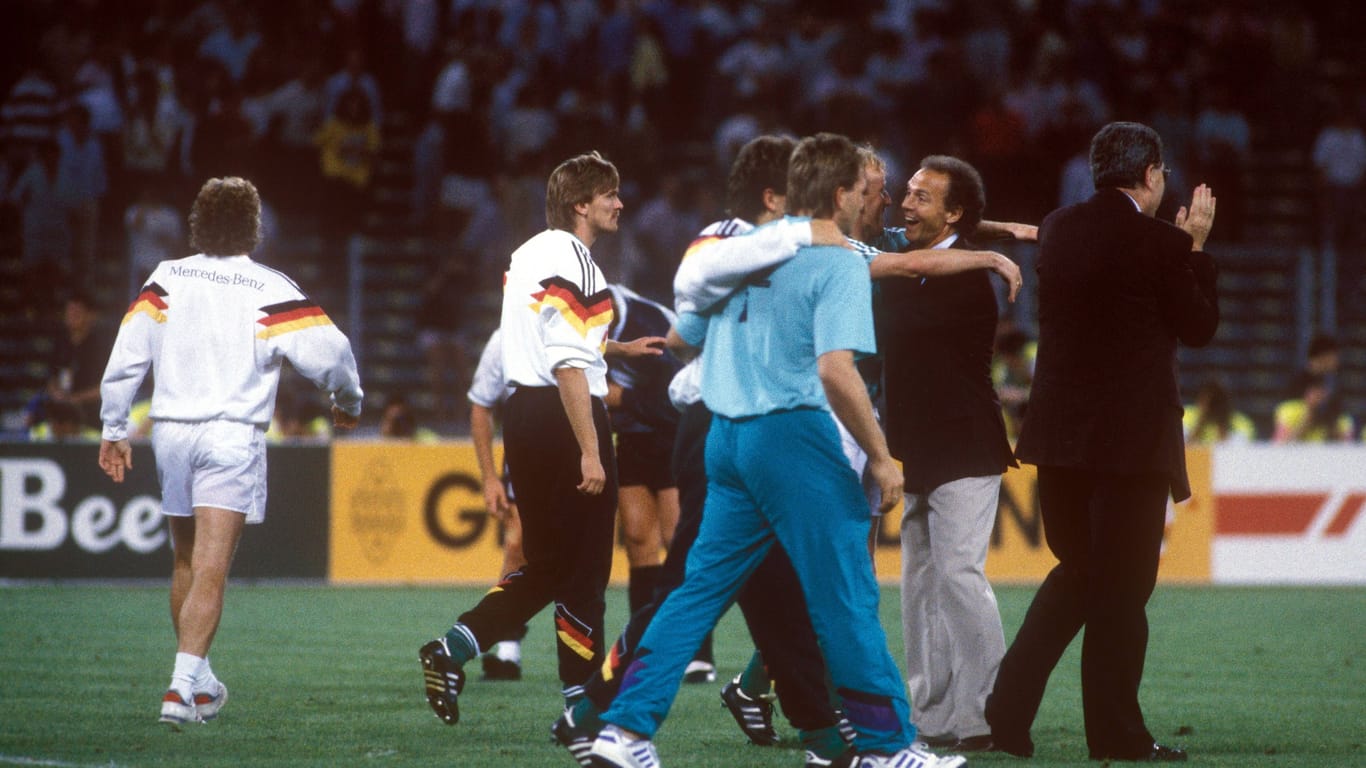 Jubel in Rom: Teamchef Franz Beckenbauer umarmt Andreas Brehme. Außerdem: Rudi Völler (l.), Paul Steiner (2. v. l.), Ersatztorwart Andreas Köpke (M.).