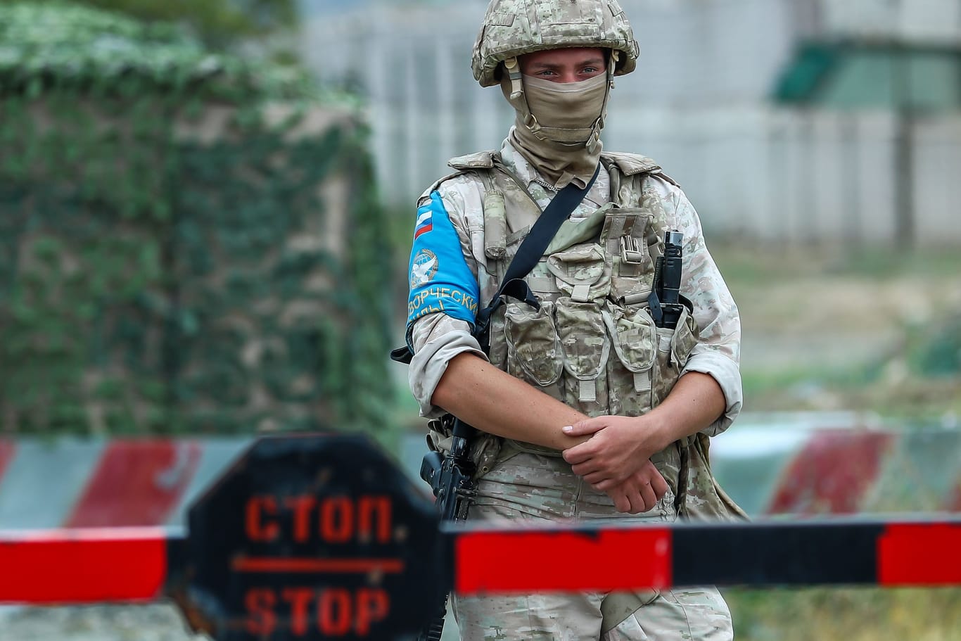 Soldat der russischen "Peacekeeping"-Mission an der aserbaidschanischen Grenze: Russland als angebliche Schutzmacht Armeniens hielt sich weitgehend zurück.