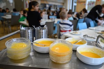 Suppenschüsseln mit Karottensuppe stehen in der Kantine einer Grundschule auf einem Wagen: Die Entscheidung hatte eine Debatte um die richtige Kinderernährung hervorgerufen.