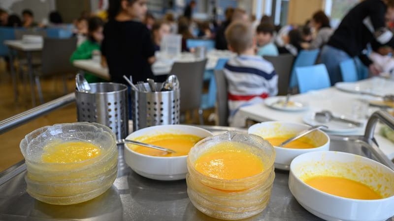 Suppenschüsseln mit Karottensuppe stehen in der Kantine einer Grundschule auf einem Wagen: Die Entscheidung hatte eine Debatte um die richtige Kinderernährung hervorgerufen.