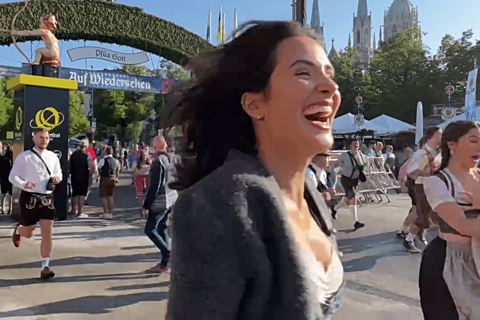 Besucher stürmen auf das Wiesn-Gelände