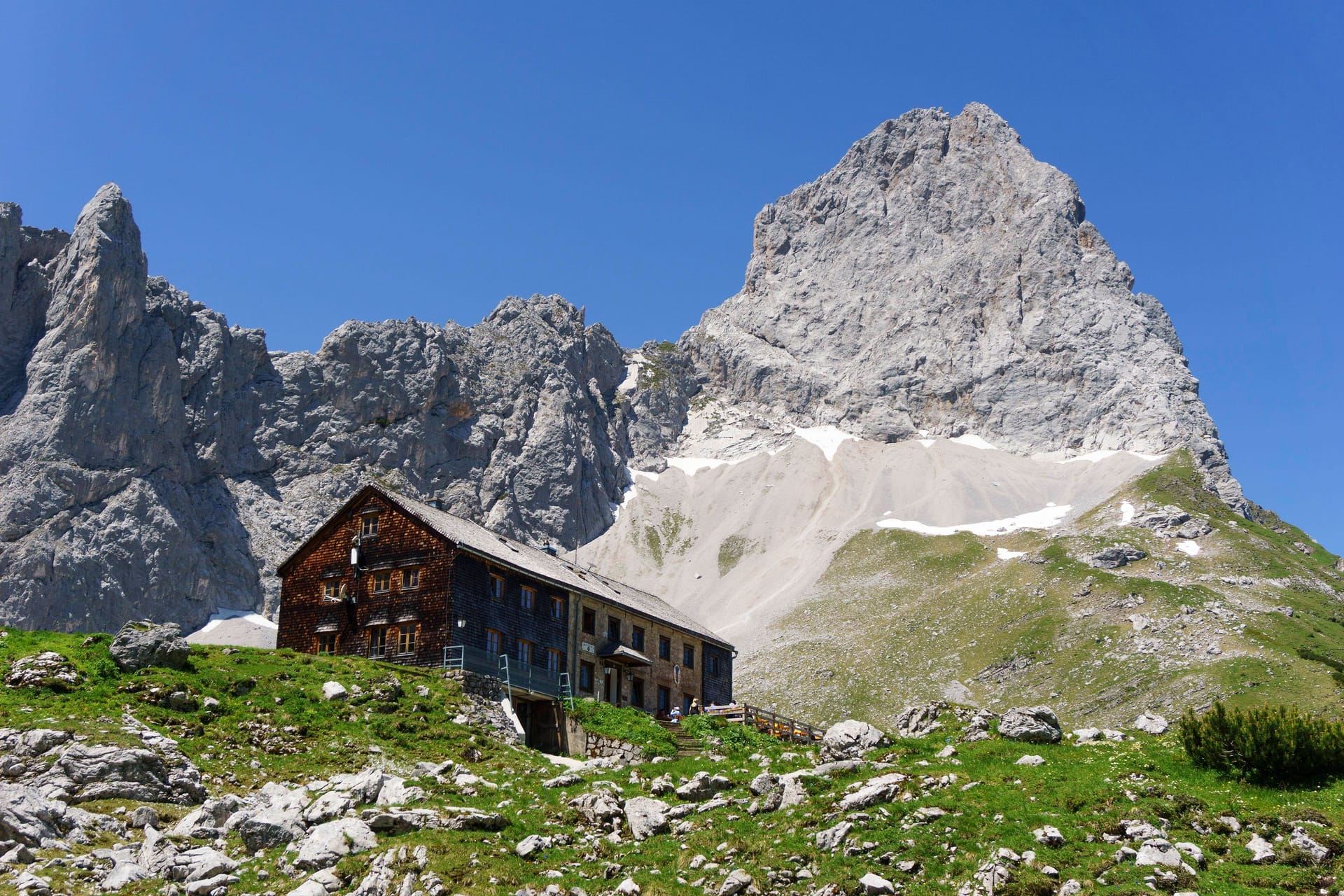 Lamsenjochhütte vor Lamsenspitze in Tirol, Österreich: Die Hütte landet auf Platz 74 im Ranking.