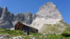Lamsenjochhütte vor Lamsenspitze in Tirol, Österreich: Die Hütte landet auf Platz 74 im Ranking.