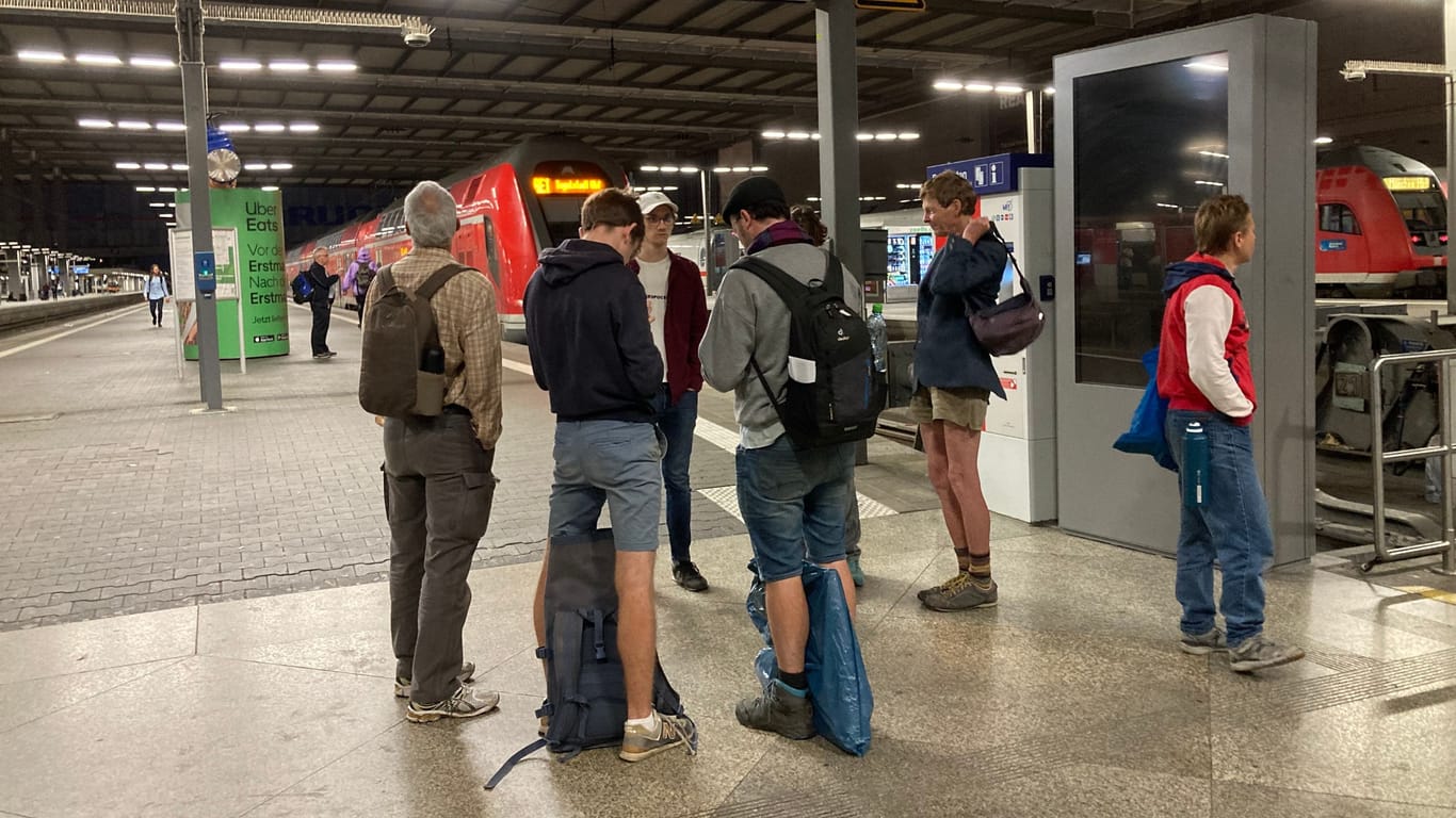 Die Gruppe Aktivisten am Münchner Hauptbahnhof: Um Punkt sechs Uhr geht die Fahrt los.