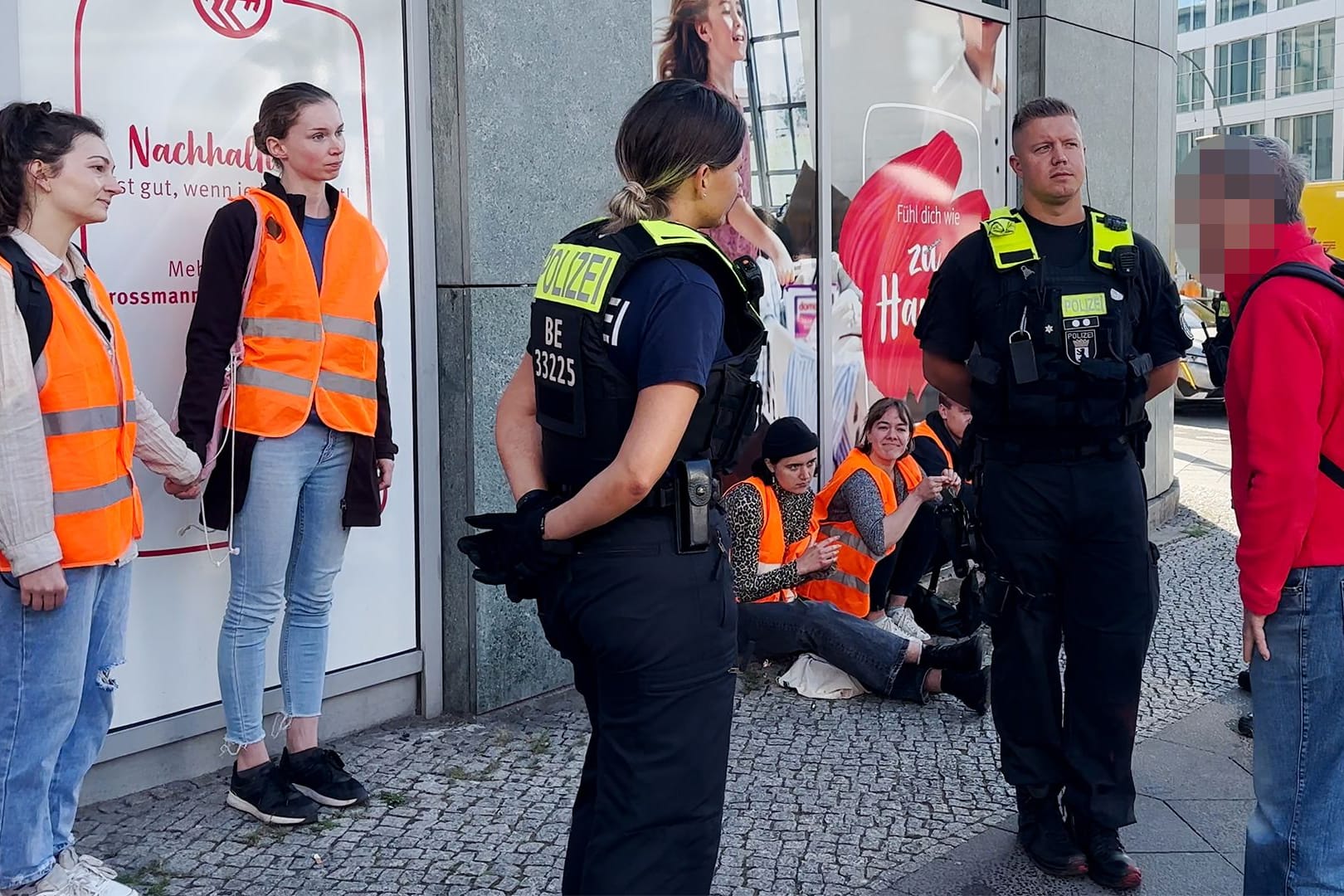 Passant beschimpft Klimaaktivisten in Berlin