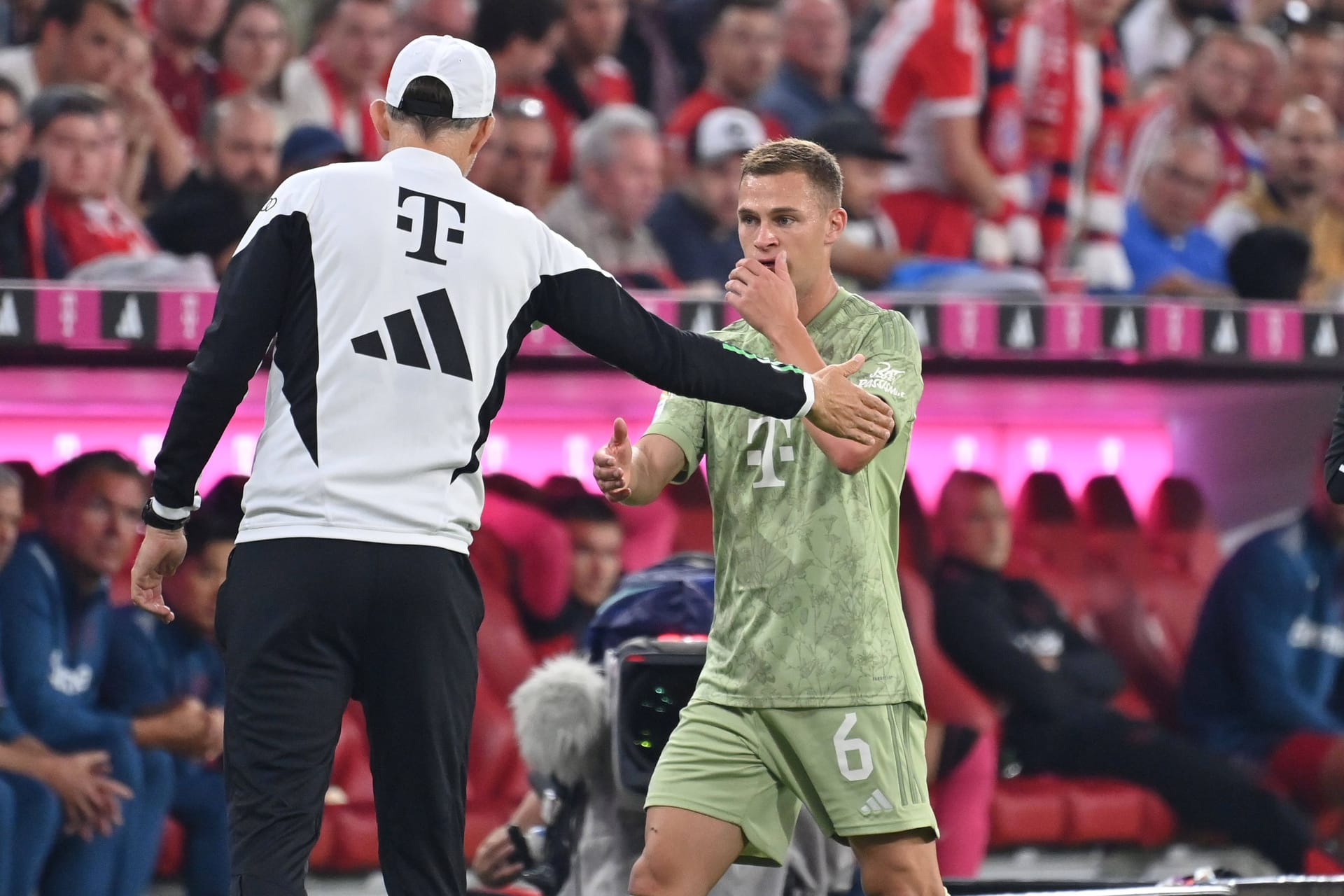 Auch beim Vereinscoach nicht unumstritten: Bayerns Joshua Kimmich (r.) mit Trainer Thomas Tuchel.