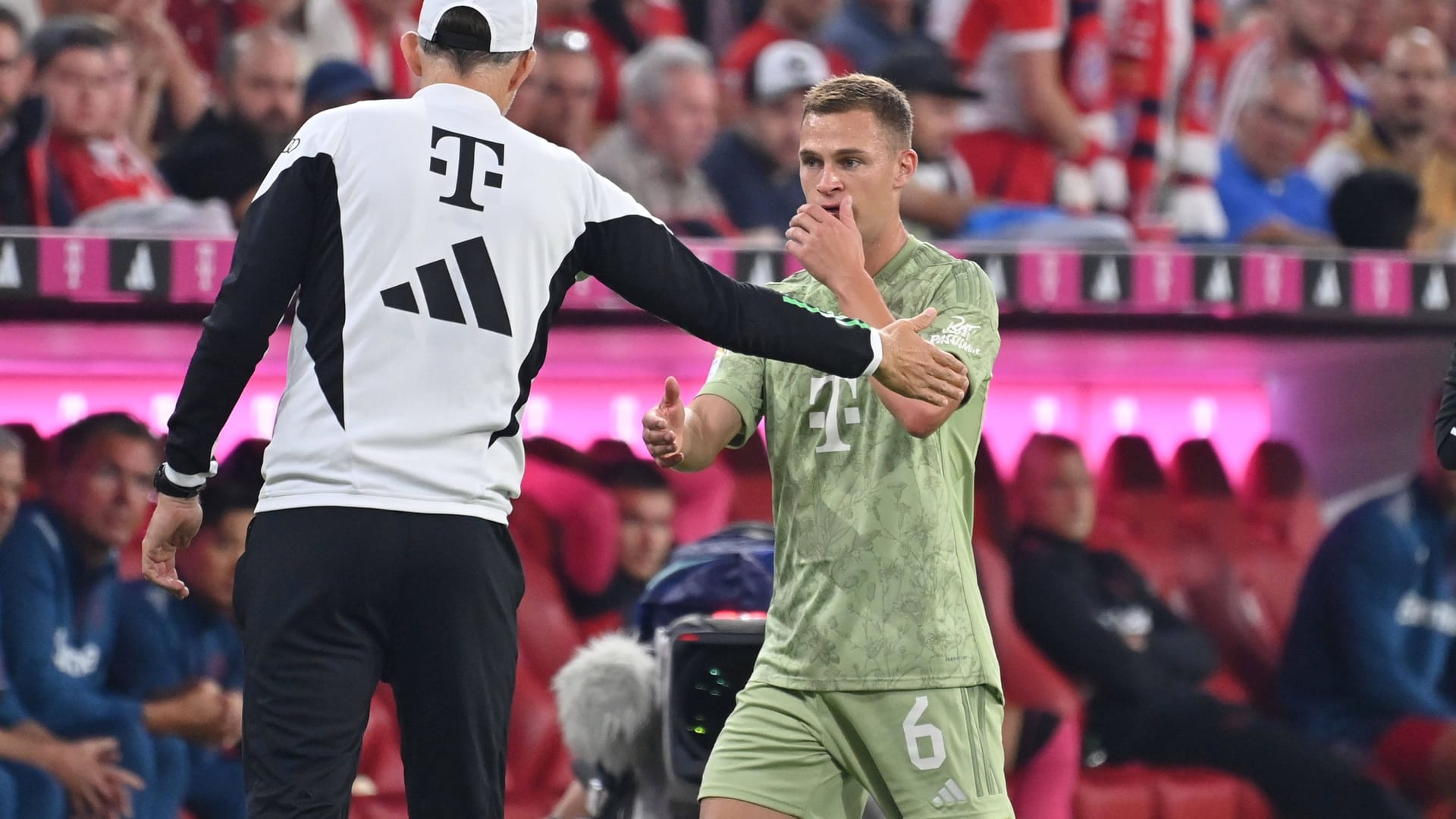 Auch beim Vereinscoach nicht unumstritten: Bayerns Joshua Kimmich (r.) mit Trainer Thomas Tuchel.