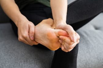 Wenn der Fuß krampft: Der Schmerz kann verschiedene Ursachen haben.