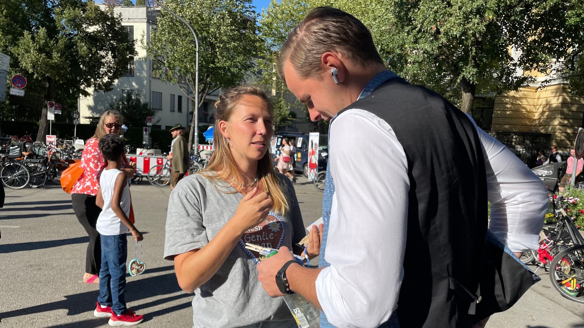 Schüürmann im Gespräch mit einem jungen Mann: Die Sozialarbeiter wollen Zivilcourage auf der Wiesn stärken.