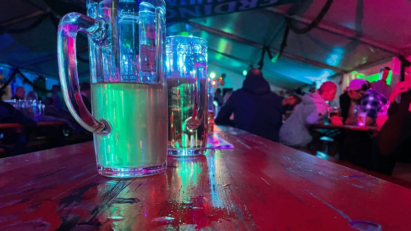 Biergläser auf einem Tisch: Auf Rügen gibt es original Wiesn-Bier.