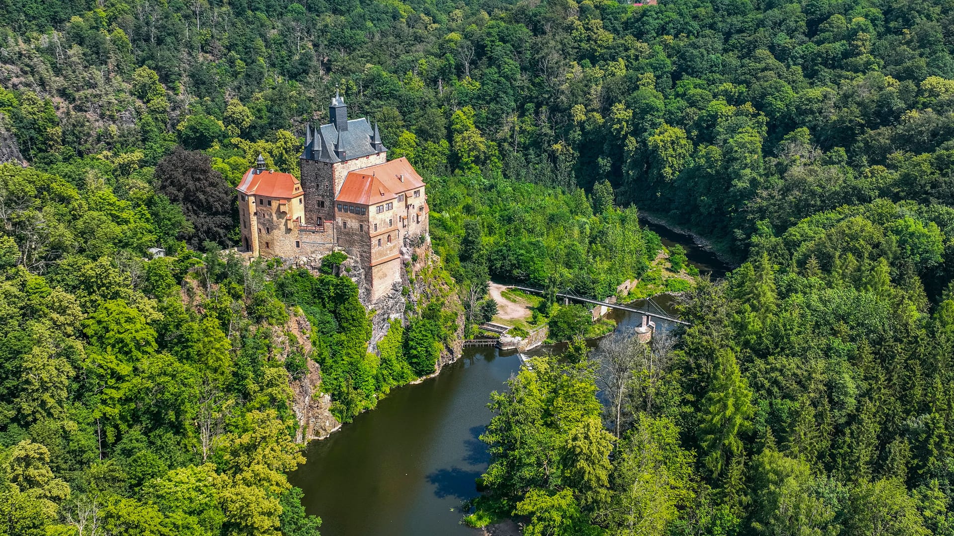 Burg Kriebstein: Der Waldheimer Höhenrundwanderweg bietet Aussicht auf die alte Burg.