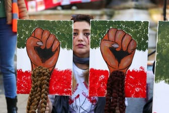 Proteste gegen das iranische Regime (Archivbild): Die Behörden schränken die Meinungs- und Pressefreiheit enorm ein.