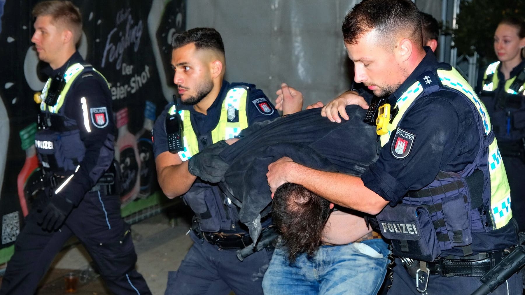 Beim Bergedorfer Oktoberfest kommt es am Samstagabend mehrfach zu Schlägereien: Die Polizei musste mehrfach ausrücken. Beim Bergedorfer Oktoberfest kommt es am Samstagabend mehrfach zu Schlägereien: Die Polizei musste mehrfach ausrücken.