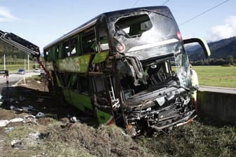 Der zerstörte Bus: Eine Person starb, Dutzende wurden verletzt.