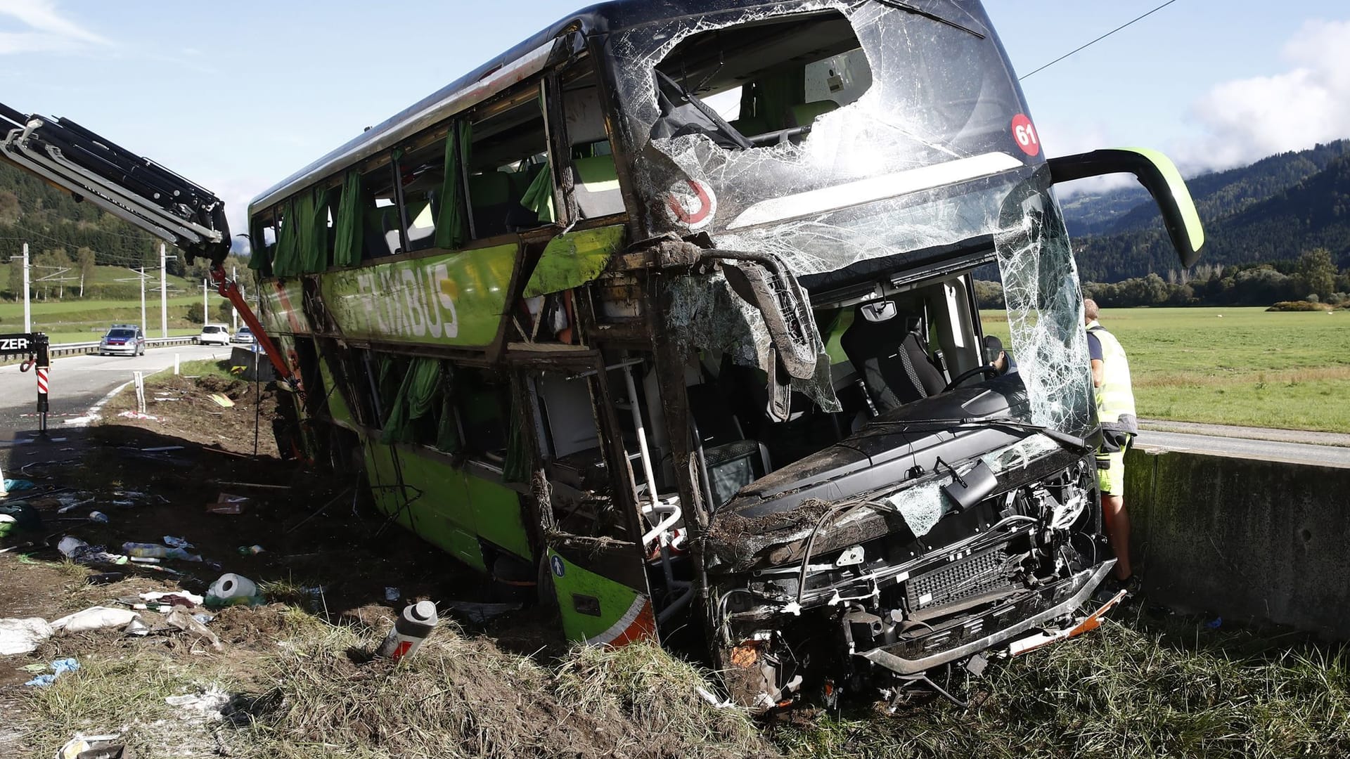 Der zerstörte Bus: Eine Person starb, Dutzende wurden verletzt.