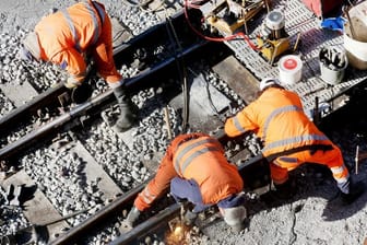 Ein Bautrupp der Bahn repariert das Gleisbett auf einer Strecke