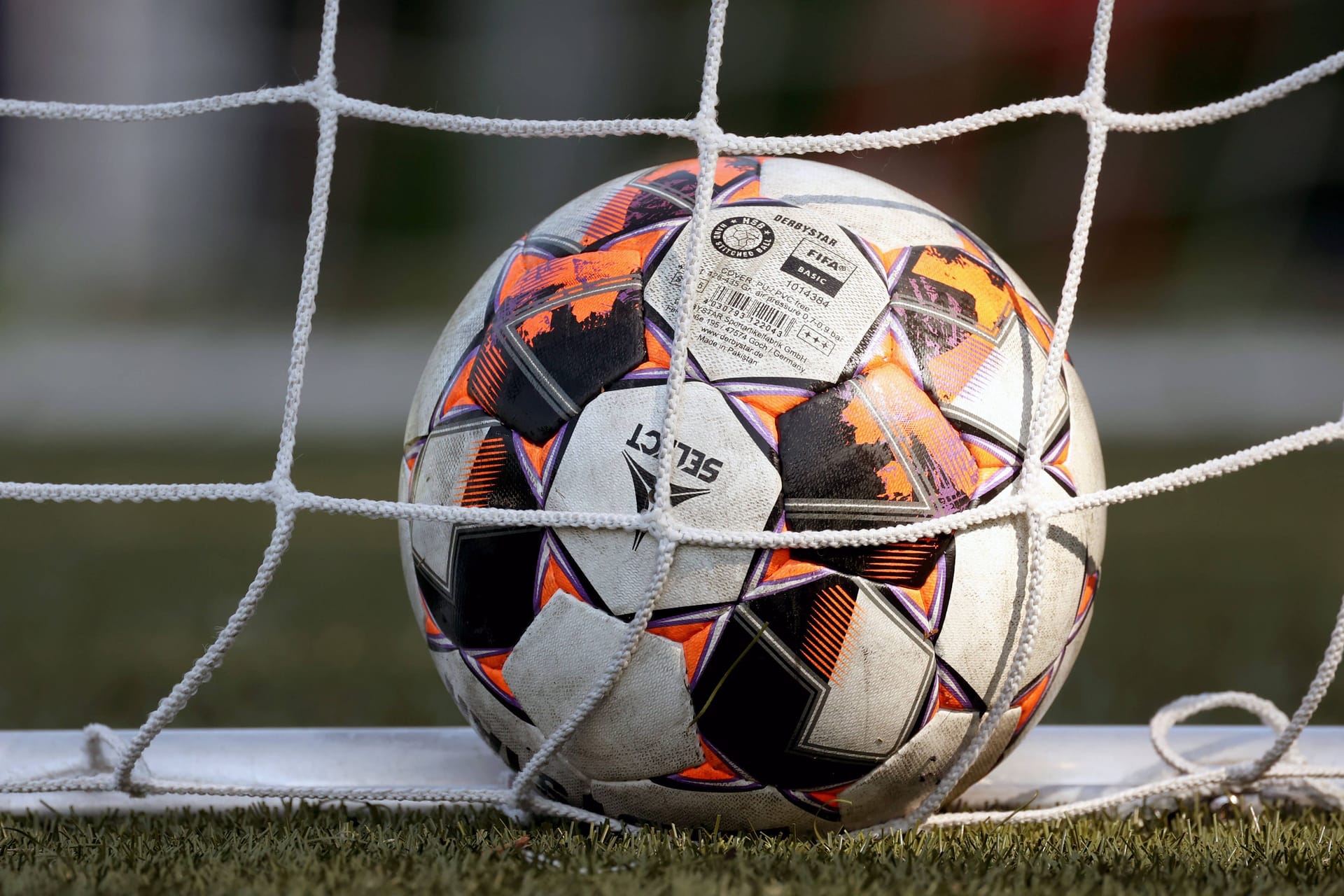 Ein Fußball liegt im Netz (Symbolbild): Bei einem Jugendspiel in Nordrhein-Westfalen kam es zu einer schrecklichen Szene.