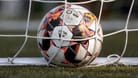 Ein Fußball liegt im Netz (Symbolbild): Bei einem Jugendspiel in Nordrhein-Westfalen kam es zu einer schrecklichen Szene.