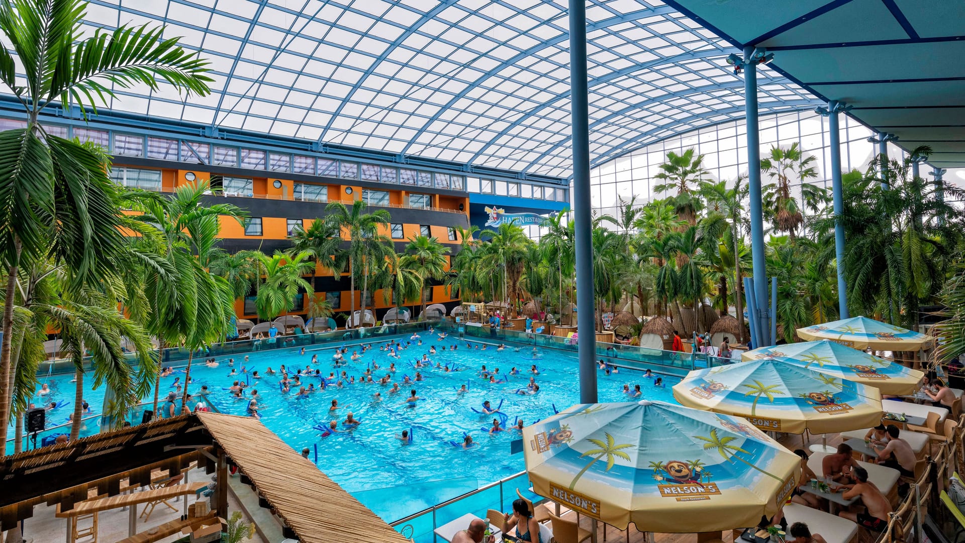 Badebetrieb im Wellenbad der Therme Erding: Die größte Therme der Welt landet auf Platz 1.