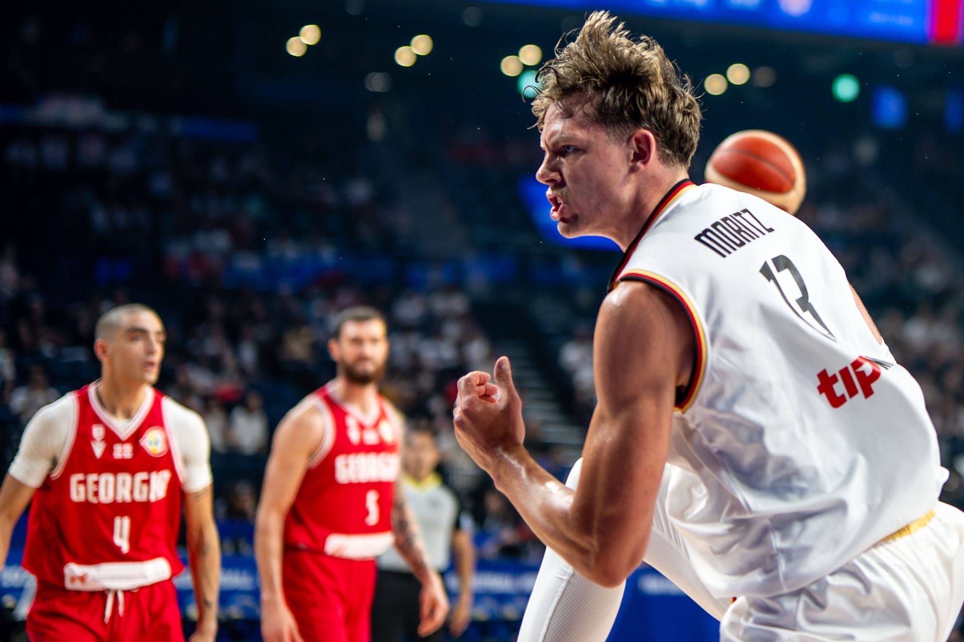 Moritz Wagner nach einem Dunk: Der Center ist mit Deutschland weiter auf Kurs.