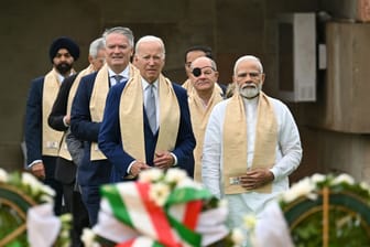 Joe Biden, Präsident der USA, Narendra Modi (r-l), Premierminister von Indien, und andere Staats- und Regierungschefs der G20 erweisen Mahatma Gandhi die Ehre.