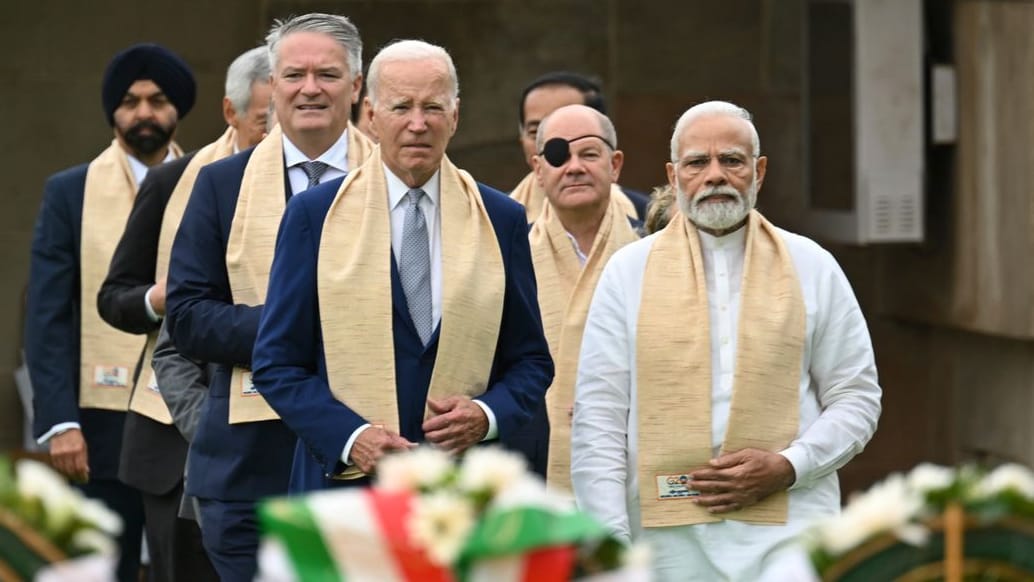 Joe Biden, Präsident der USA, Narendra Modi (r-l), Premierminister von Indien, und andere Staats- und Regierungschefs der G20 erweisen Mahatma Gandhi die Ehre.