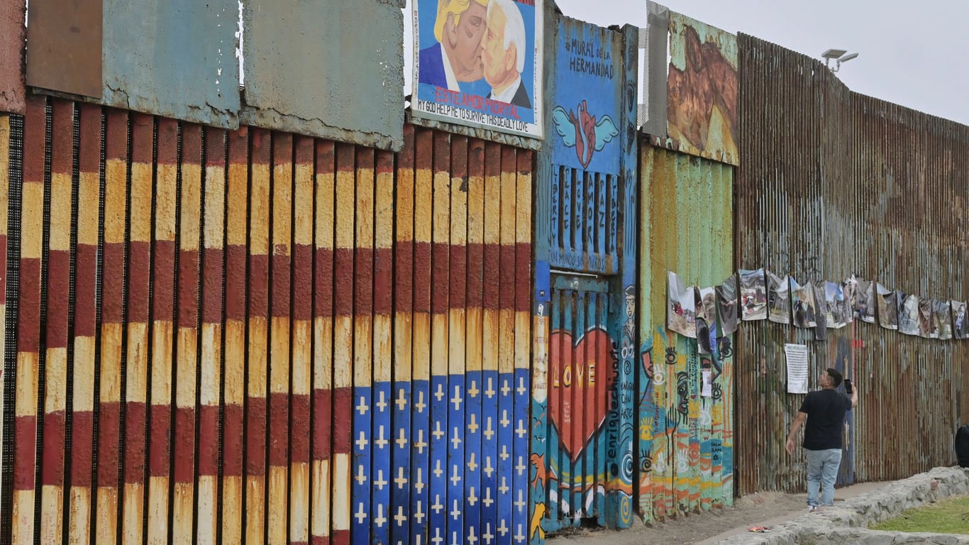 Den Grenzwall zu Mexiko haben die Einwohner von Tijuana mit Bildern des Protests dekoriert.