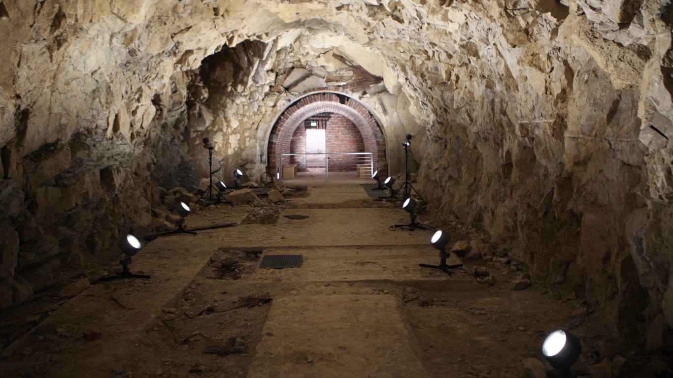 Teile der ehemaligen Bunkeranlagen am Obersalzberg sind noch nicht ausgebaut. Besucher dürfen die unterirdischen Anlagen betreten.