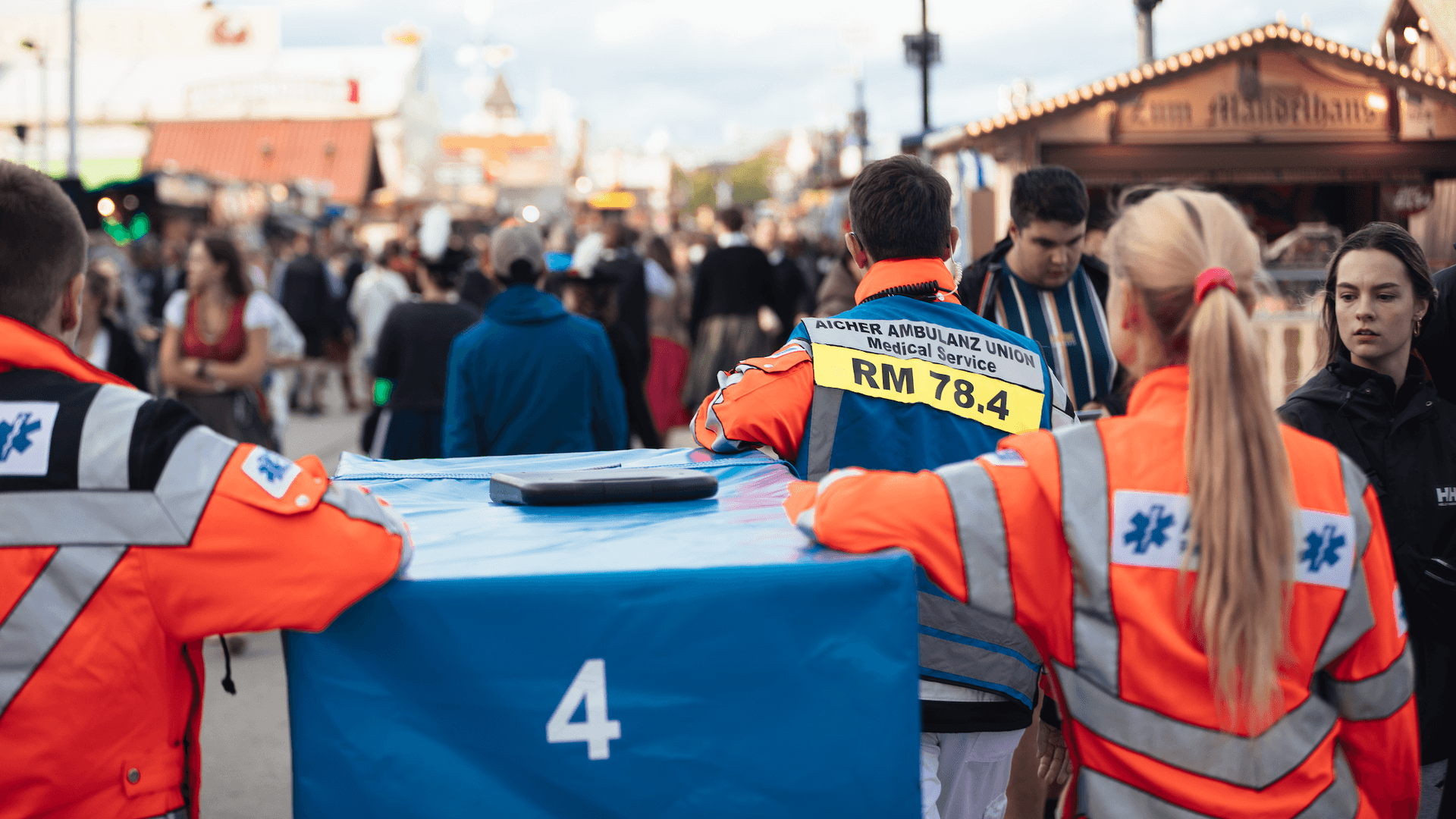 Sanitäter der Aicher-Ambulanz im Einsatz auf dem Oktoberfest. Die Zahl der Patienten liegt etwa im Bereich wie vor Corona.