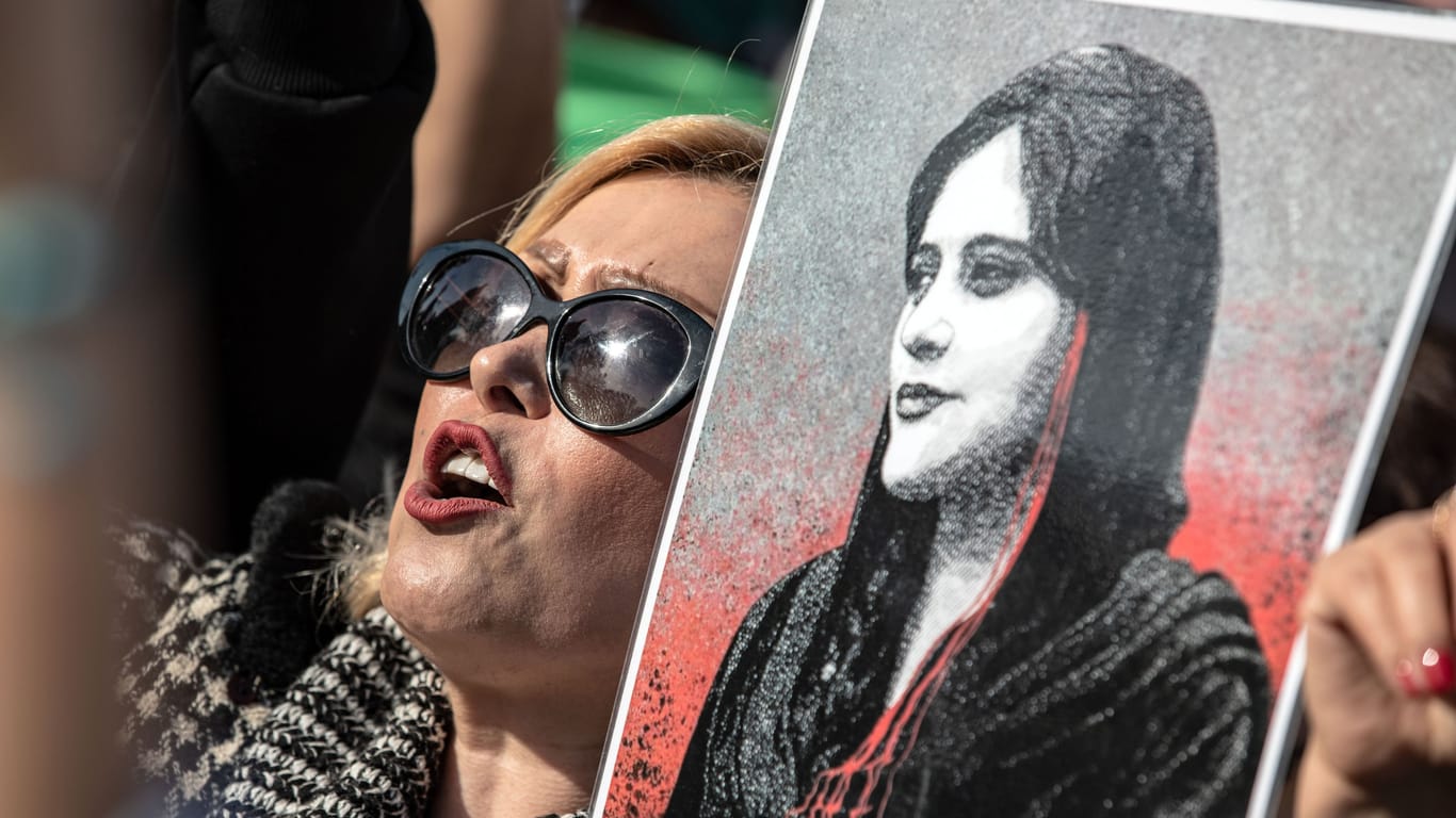 Proteste nach dem Tod von Jina Mahsa Amini: Die iranische Bevölkerung kämpft für Freiheit.