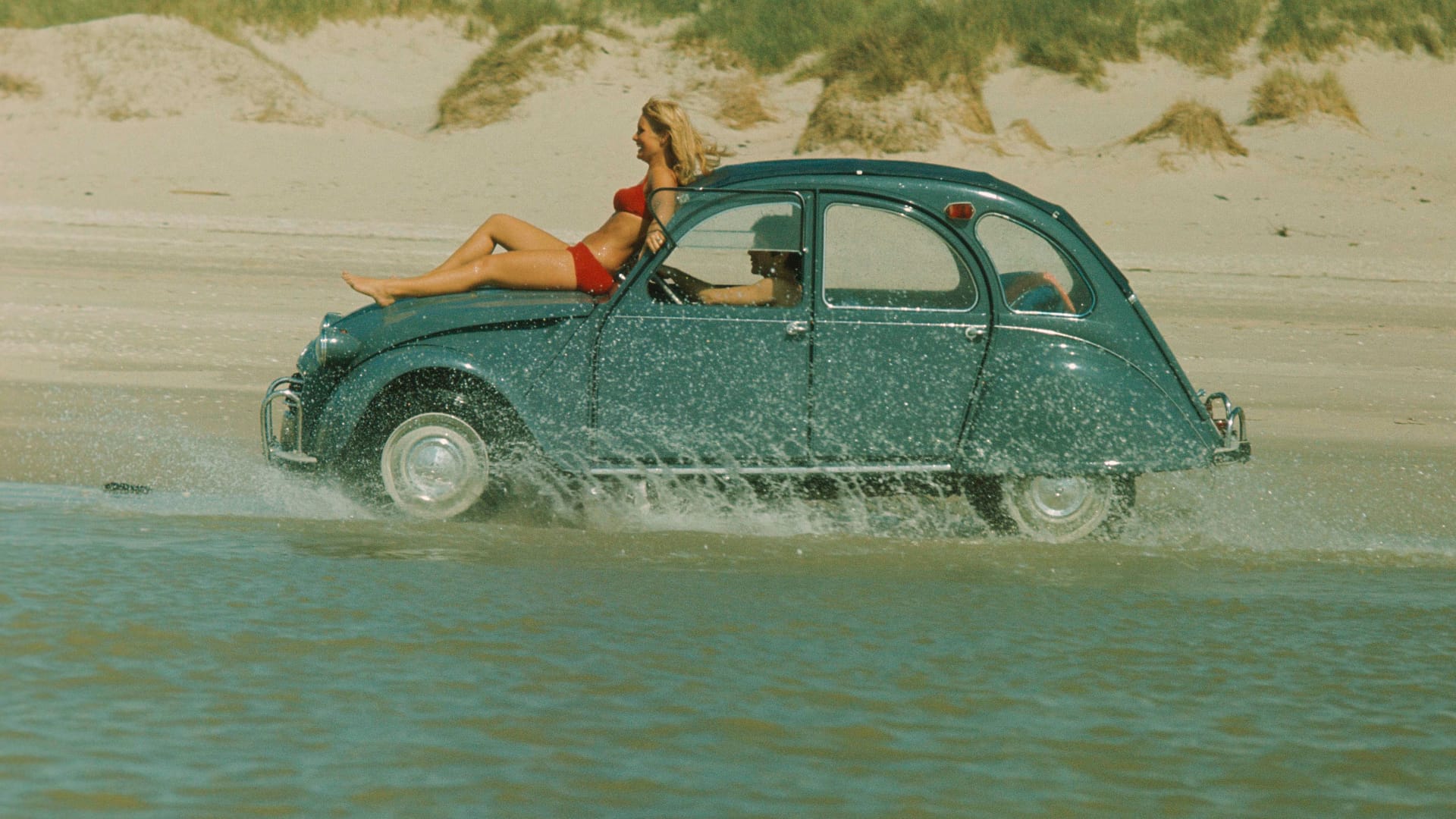 Eigentlich keine gute Idee: Wegen ihrer Rostanfälligkeiten ist die Ente kein idealer Begleiter am Strand.