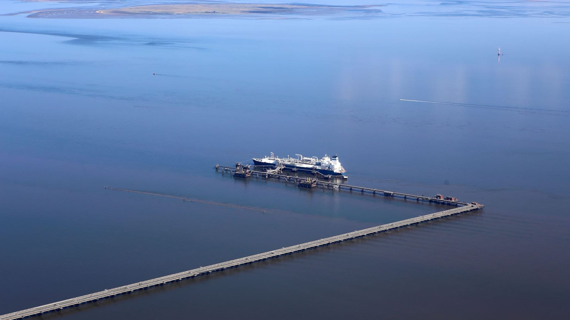 Luftaufnahme des LNG-Speicher- und Verdampfungs-Schiffes "Höegh Esperanza" am LNG-Terminal Wilhelmshaven.