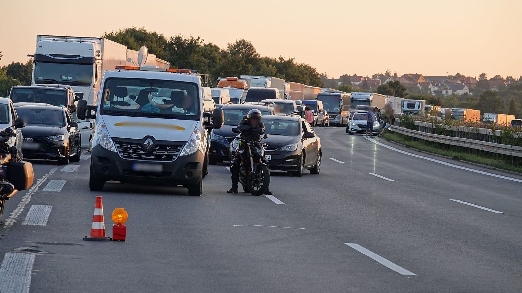 Fahrzeuge auf der A4: Ein Unfall sorgte für einen kilometerlangen Stau.