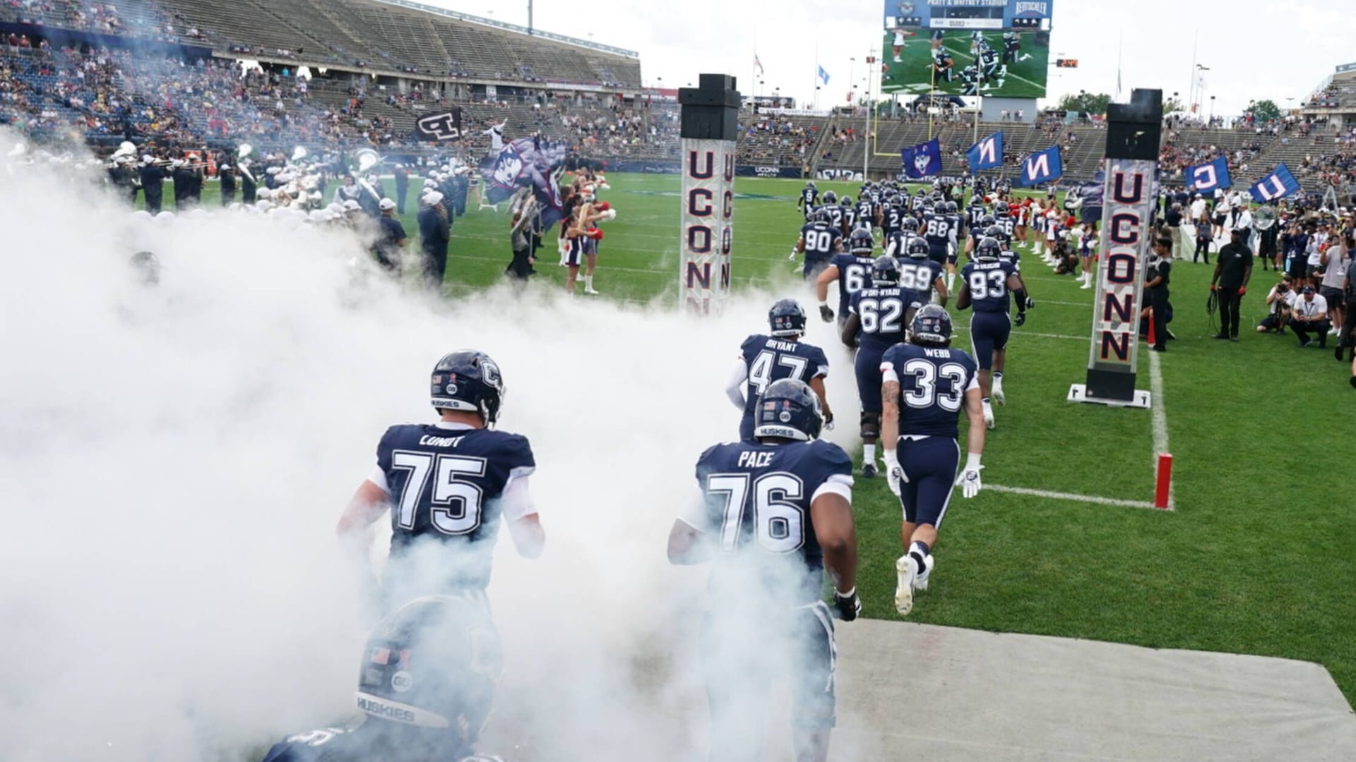 Einlauf der Connecticut Huskies: Die College-Footballer sind Hauptnutzer des Stadions in Hartford. Also, Football nicht im Sinne von "Fußball", sondern – ach, Sie wissen schon...