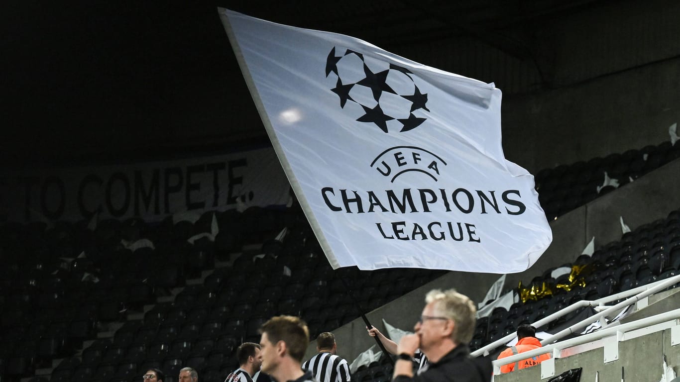 Ein Newcastle-Fan mit Champions-League-Flagge (Symbolbild): In Mailand wurde ein englischer Fußballfan niedergestochen.