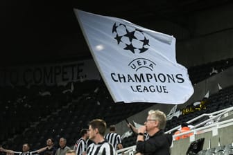 Ein Newcastle-Fan mit Champions-League-Flagge (Symbolbild): In Mailand wurde ein englischer Fußballfan niedergestochen.